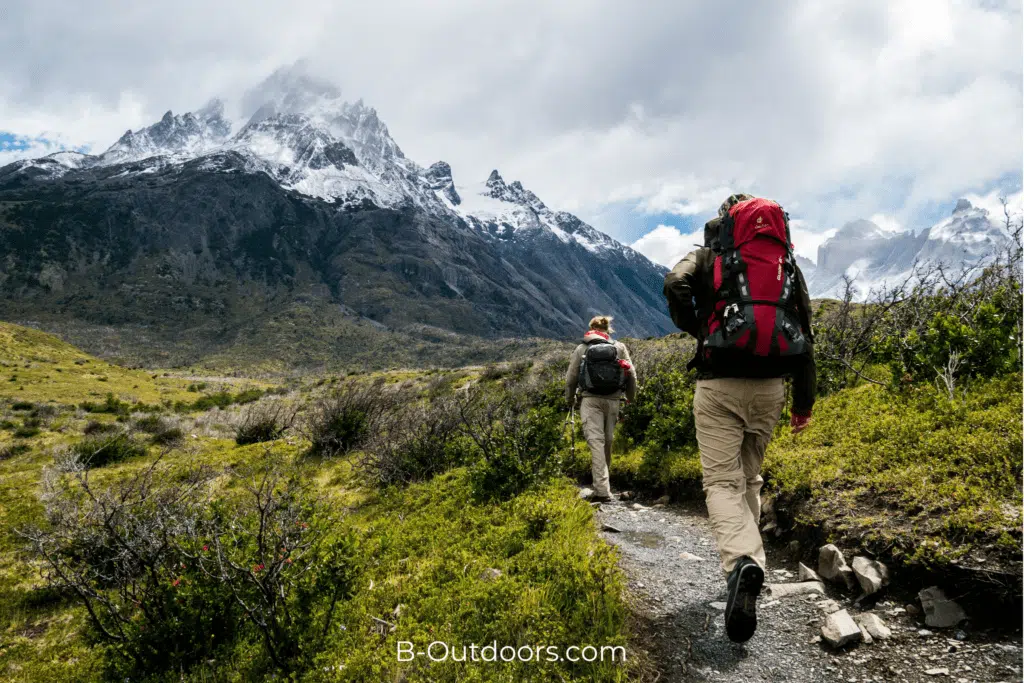 Guide complet sur l'équipement essentiel pour une journée de randonnée en montagne, incluant vêtements, chaussures, sac à dos, accessoires et matériel